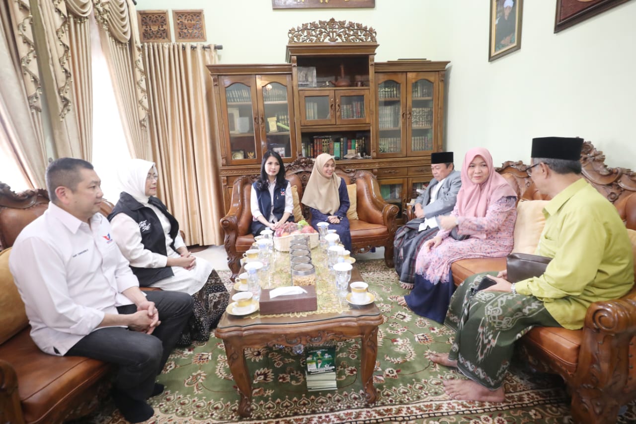 Hary Tanoesoedibjo, Liliana dan Siti Atikoh Kunjungi Ponpes KHAS Kempek Cirebon