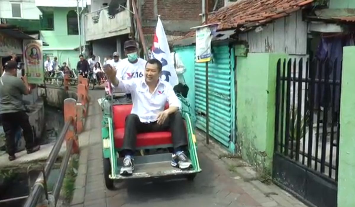 HT dan Angela Gelar Bazar Murah Partai Perindo di Kampung Padat Penduduk Kedungturi Surabaya