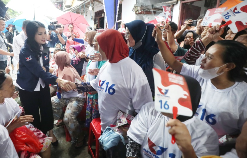 Hujan Deras Tak Padamkan Semangat HT dan Liliana Bertemu Masyarakat