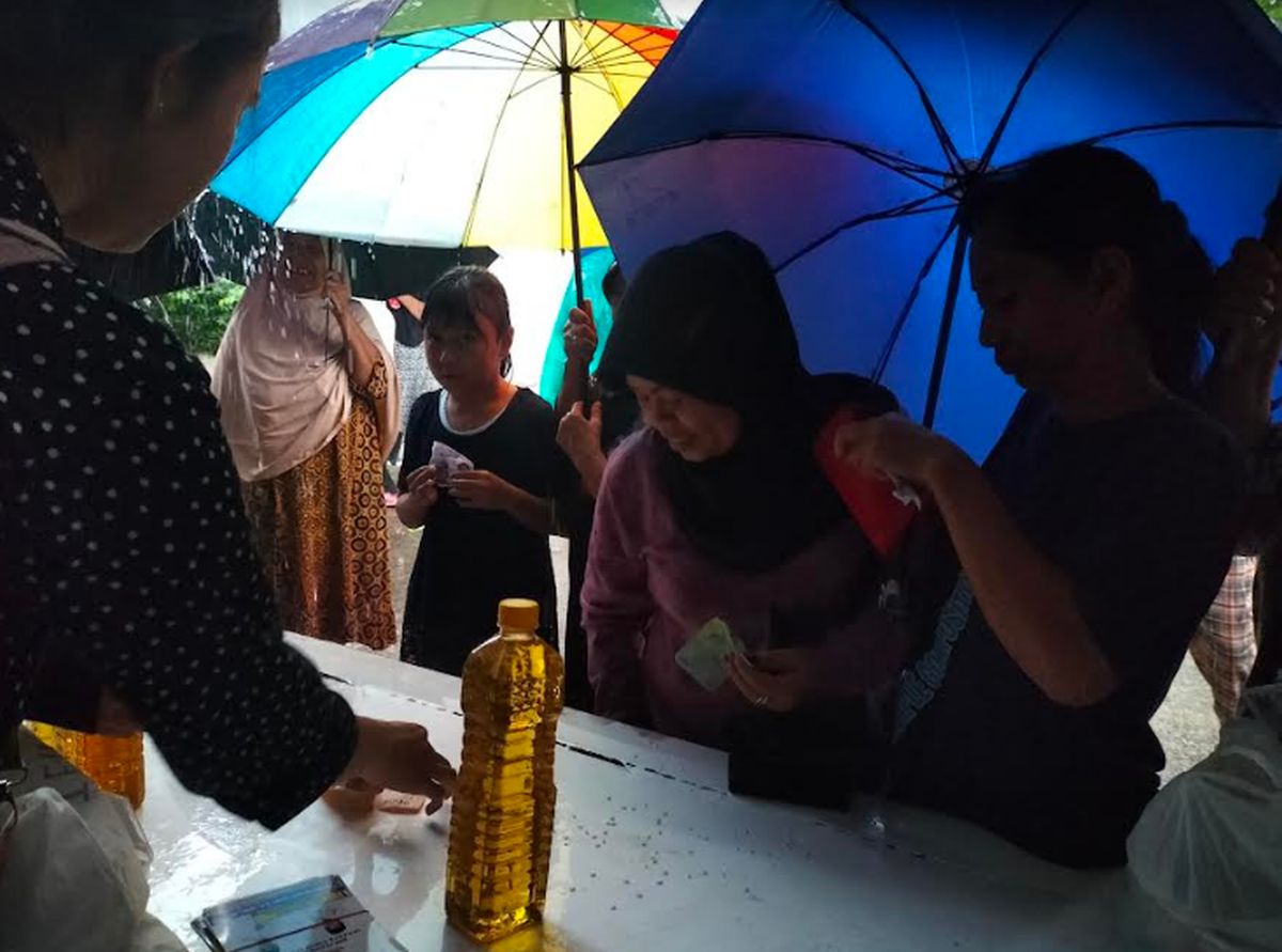 Hujan Deras Tak Surutkan Antusias Warga Cilangkap Serbu Bazar Murah Caleg Partai Perindo