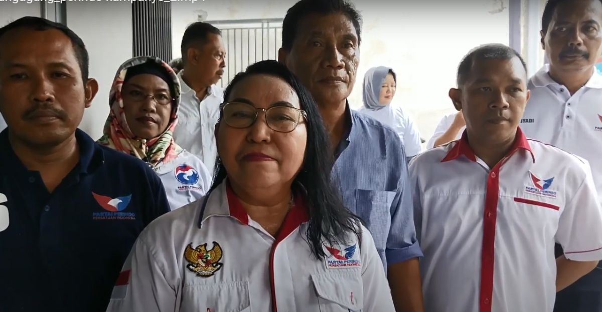 Caleg Partai Perindo Jeannie Latumahina Adakan Bazar Minyak Goreng Murah di Tulungagung