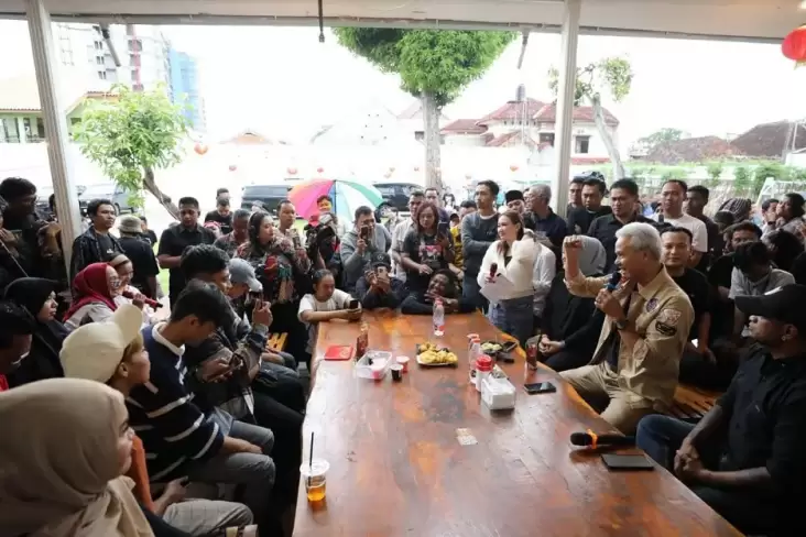 Keren! Ganjar Pranowo Nongkrong Bareng Penyandang Disabilitas hingga Anak Punk yang Jadi Pendeta 