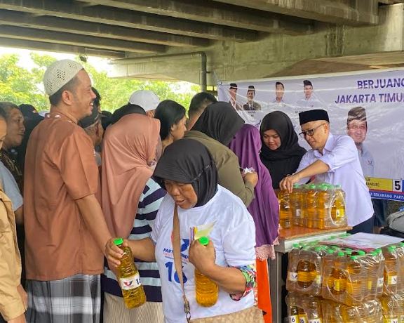 Konsisten Bantu Rakyat Kecil, Caleg Perindo Wahyu Nur Iman Kembali Gelar Bazar Minyak Murah