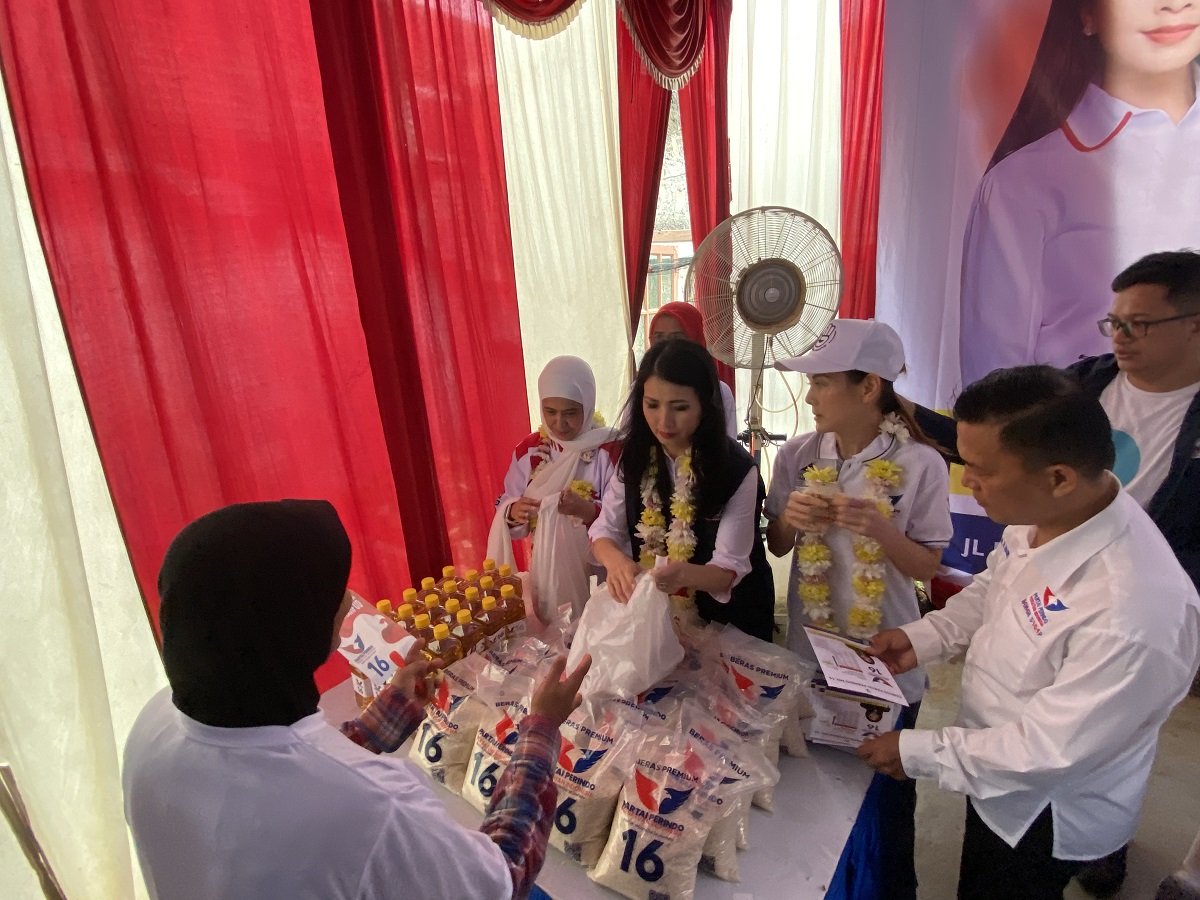 Liliana Tanoesoedibjo Dampingi Lansia Lakukan Pemeriksaan Kesehataan Gratis 