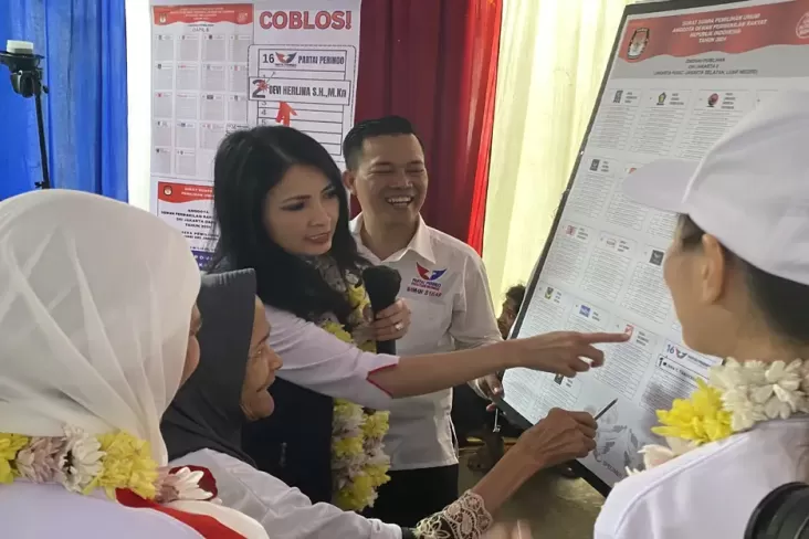 Liliana Tanoesoedibjo Sosialisasikan Pencoblosan ke Emak-emak Jagakarsa 