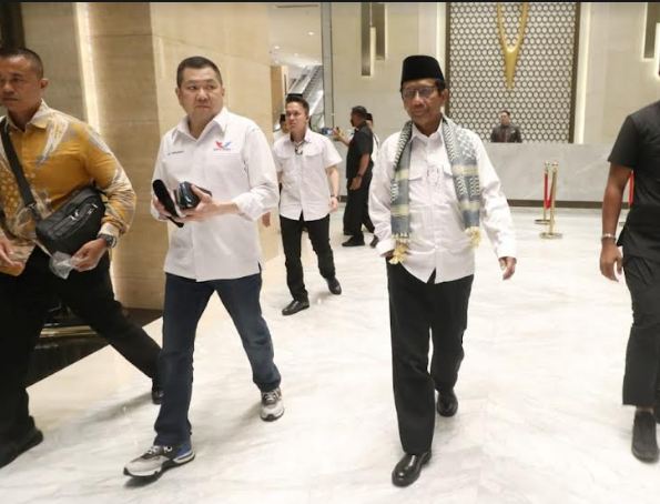 Mahfud MD Berangkat Bareng HT ke Demak, Kompak Pakai Pakaian Putih-Kopiah Hitam