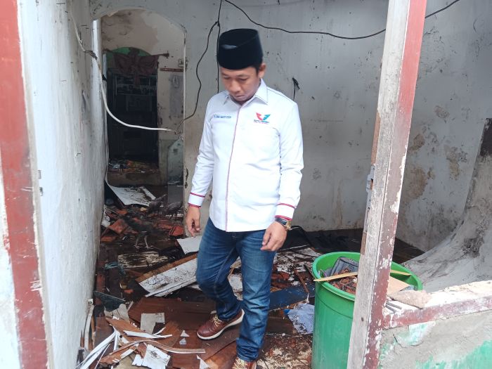 Caleg Partai Perindo Dina Masyusin Tinjau Enam Rumah Rusak di Kalideres Akibat Bencana Alam