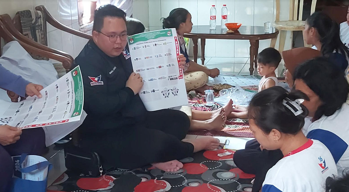 Caleg Partai Perindo Michael Sosialisasi Mencoblos Surat Suara Pemilu 2024 di Sawahan