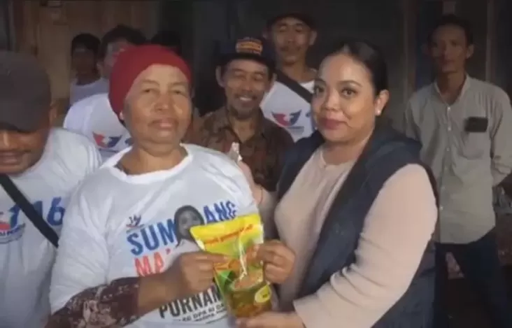 Bazar Minyak Goreng Murah Caleg Ratih Gunaevy di Subang Diserbu Warga 