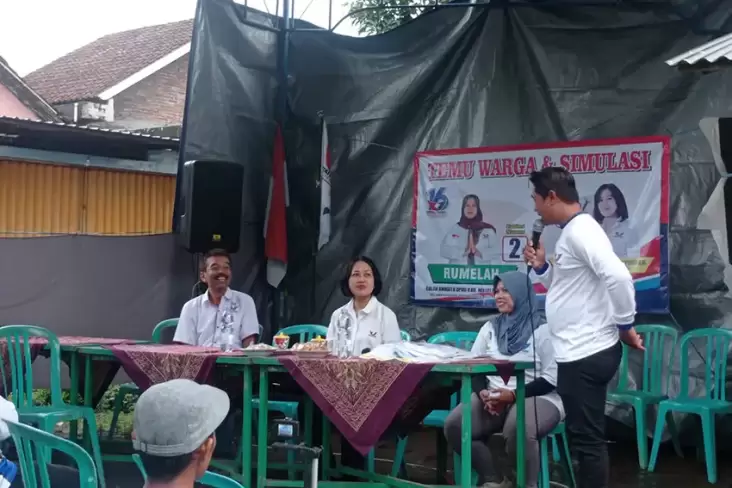 Momen Caleg Partai Perindo Susaningtyas NH Kertaparti Borong Dagangan PKL di Magelang