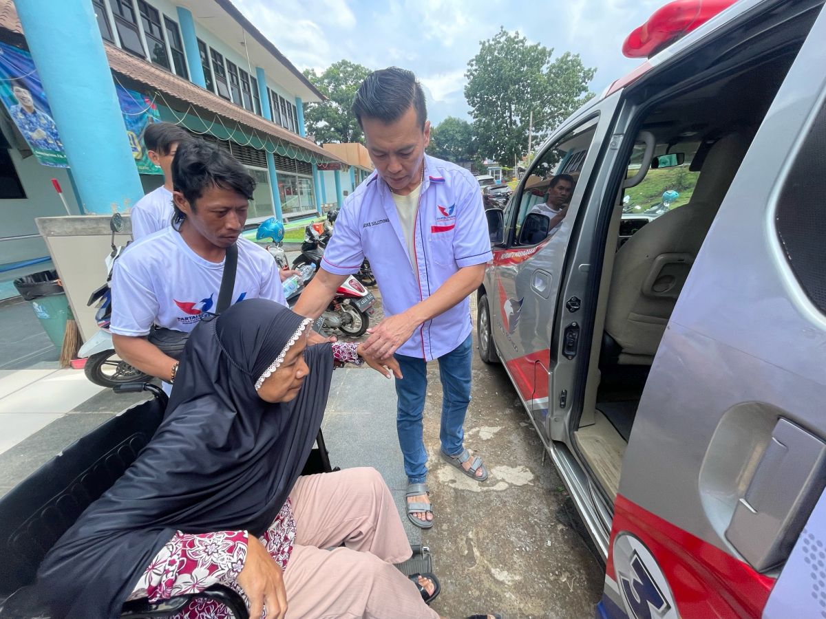 Momen Haru Caleg Partai Perindo Bandung Bantu Operasi Mata Ibu yang Sudah 4 Tahun Tak Bisa Melihat