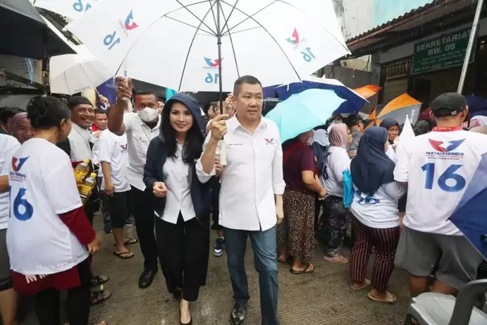 Momen Hary Tanoe dan Liliana Hadiri Bazar Murah Partai Perindo di Tengah Hujan