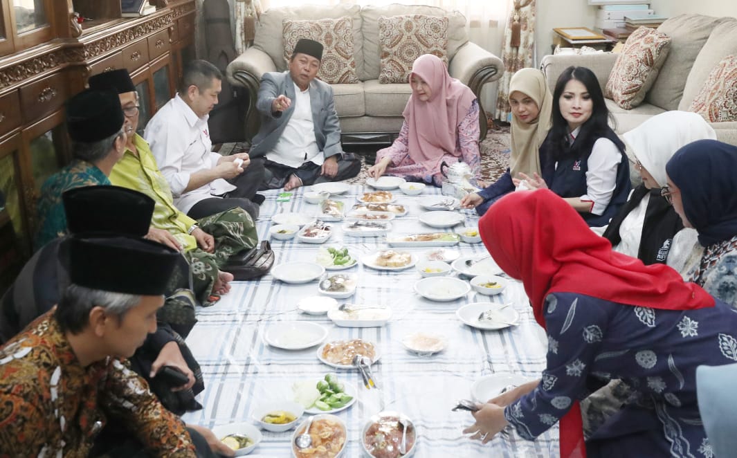 Momen Hary Tanoesoedibjo, Liliana dan Siti Atikoh Lesehan di Kediaman KH Musthofa Aqil Siroj