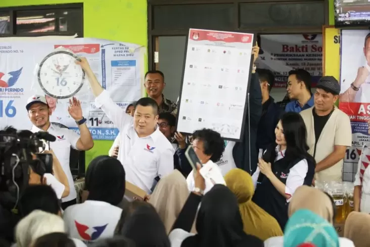 Momen Ketum Partai Perindo Hary Tanoesoedibjo Ajari Simulasi Mencoblos