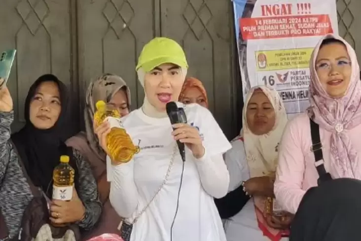 Gelar Bazar Minyak Goreng Murah di Kediri, Ini Pesan Caleg Partai Perindo Venna Melinda 