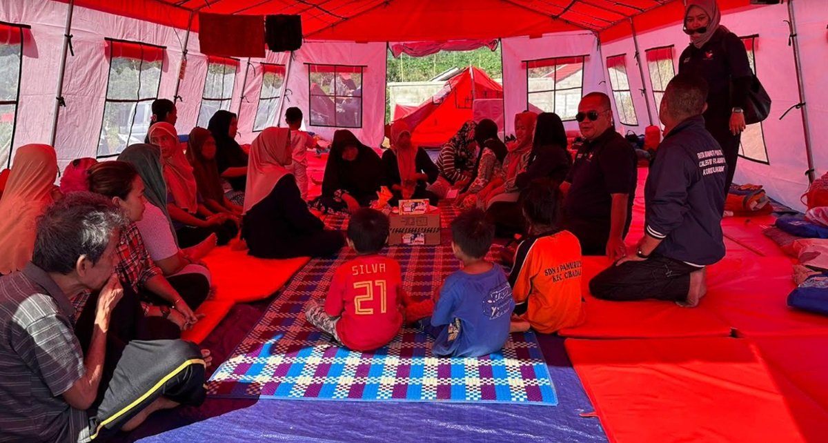 Caleg Partai Perindo Bagikan Paket Sembako untuk Korban Longsor Sukabumi