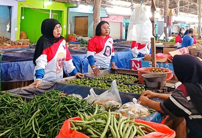 Srikandi Partai Perindo NTB Blusukan, Pantau Pergerakan Harga Bahan Pokok di Pasar Tradisional