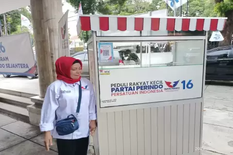 Pedagang Nasi di Jakpus Semringah Dapat Gerobak Perindo 