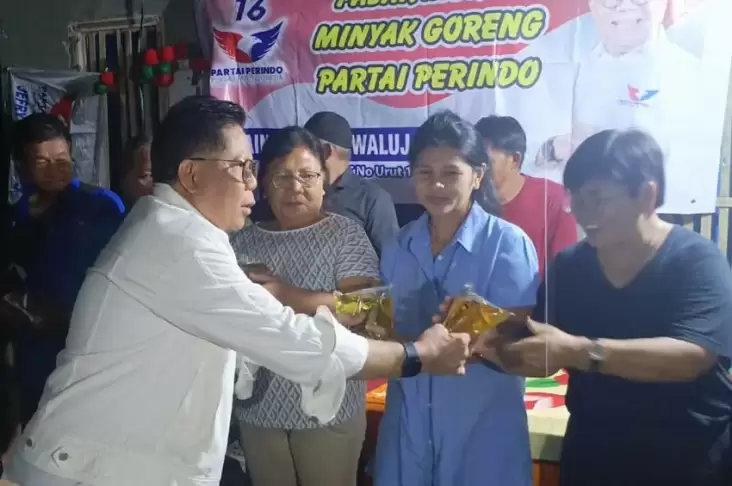 Peduli Masyarakat, Caleg Partai Perindo Yerry Tawalujan Gelar Bazar Murah di Minsel