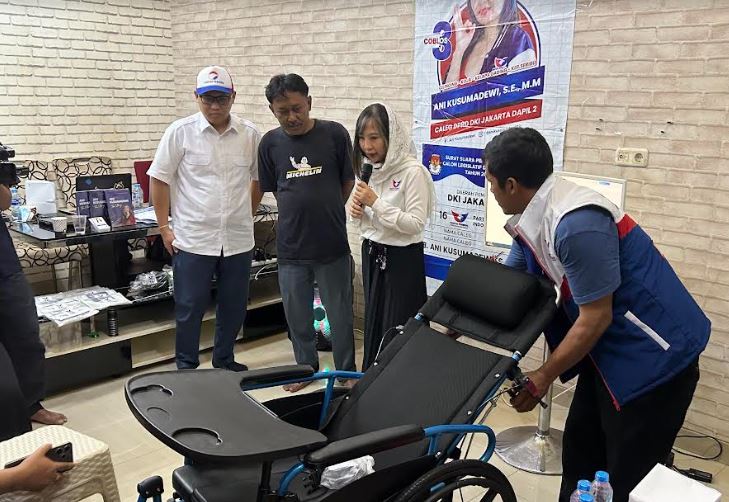 Peduli Masyarakat, Caleg Partai Perindo Beri Kursi Roda pada Warga Kelapa Gading
