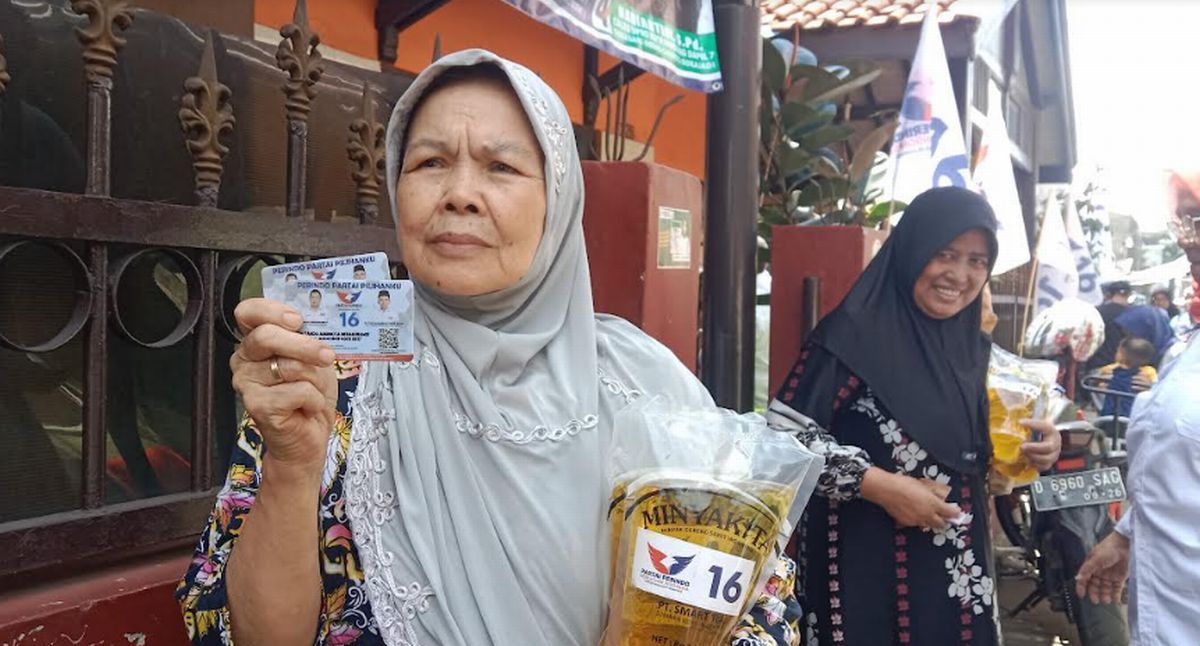 Partai Perindo Gelar Bazar Minyak Murah di Bandung, Warga: Senang Merasa Dibantu