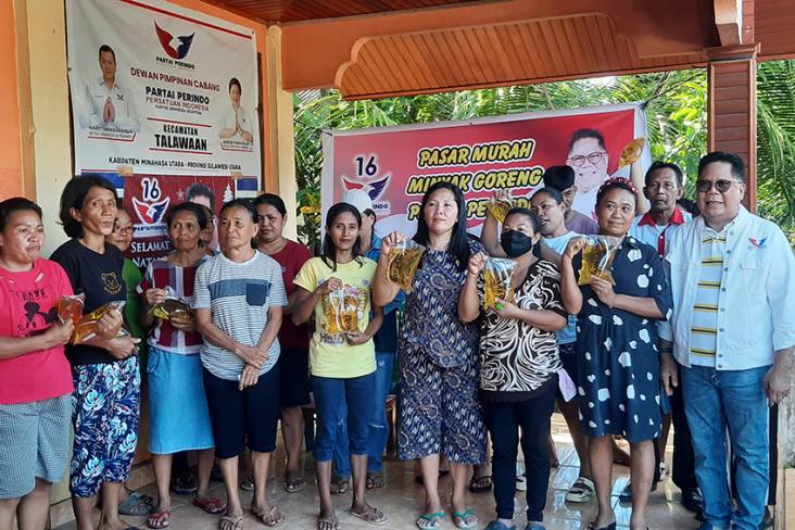 Ratusan Paket Minyak Goreng Partai Perindo Ludes Diserbu Warga Minahasa Utara