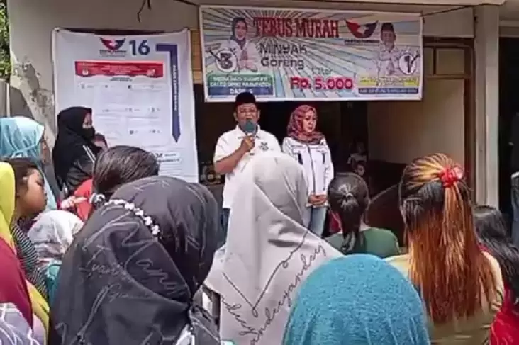 Ratusan Warga Paseh Berdesakan Ramaikan Bazar Minyak Goreng Murah 