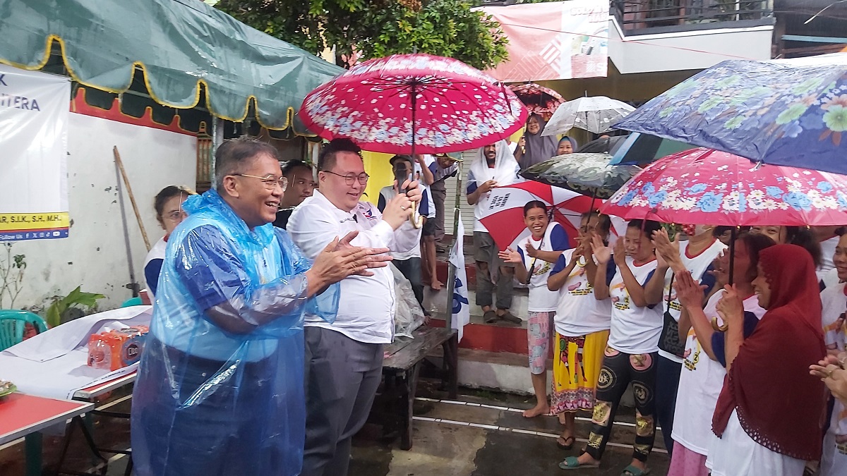Ratusan Warga Surabaya Rela Hujan-hujanan Temui Caleg Partai Perindo Anang Iskandar
