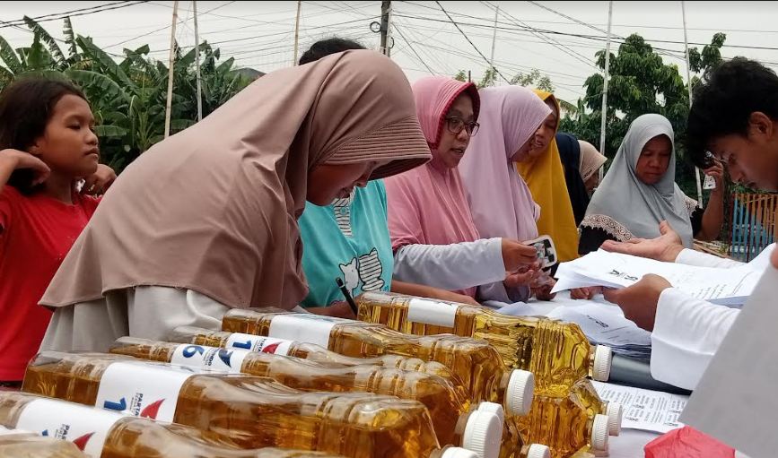 Rela Antre Tebus Minyak Goreng Murah, Warga Cibitung Bekasi: Partai Perindo Sangat Membantu