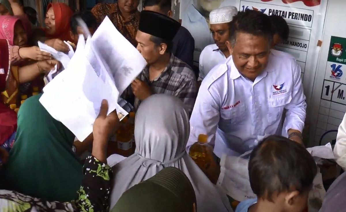 Ribuan Emak-emak Serbu Bazar Minyak Goreng Murah Partai Perindo di Demak