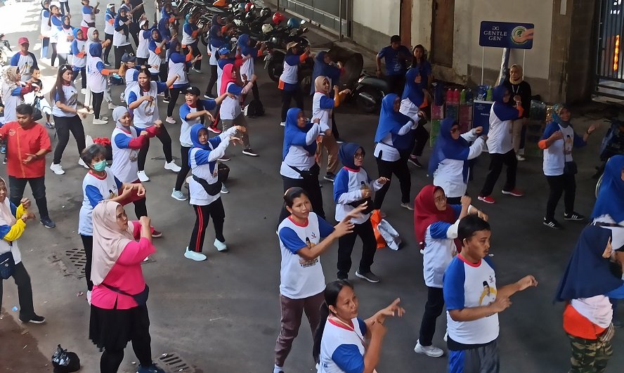 Ribuan Warga Surabaya Senam Bersama Caleg Partai Perindo Anang Iskandar
