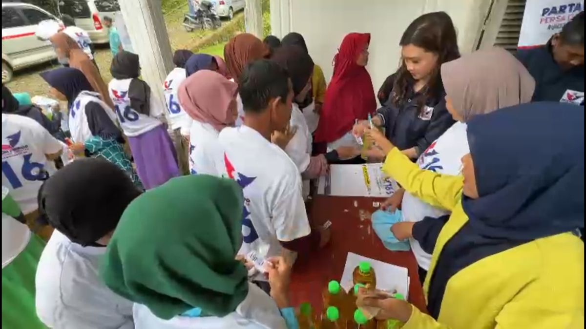 Ringankan Beban Masyarakat, Caleg Partai Perindo Gelar Tebus Murah Minyak Goreng di Sukabumi 