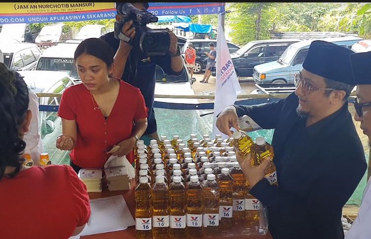 Sambangi Warga Cipinang Melayu Jaktim, Ustadz Yusuf Mansur dan Caleg Partai Perindo Gelar Bazar Migor 