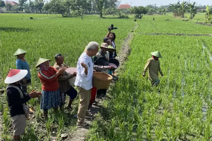Serap Aspirasi di Desa Kutukan Blora, Ganjar Tabur Pupuk Bersama Petani 