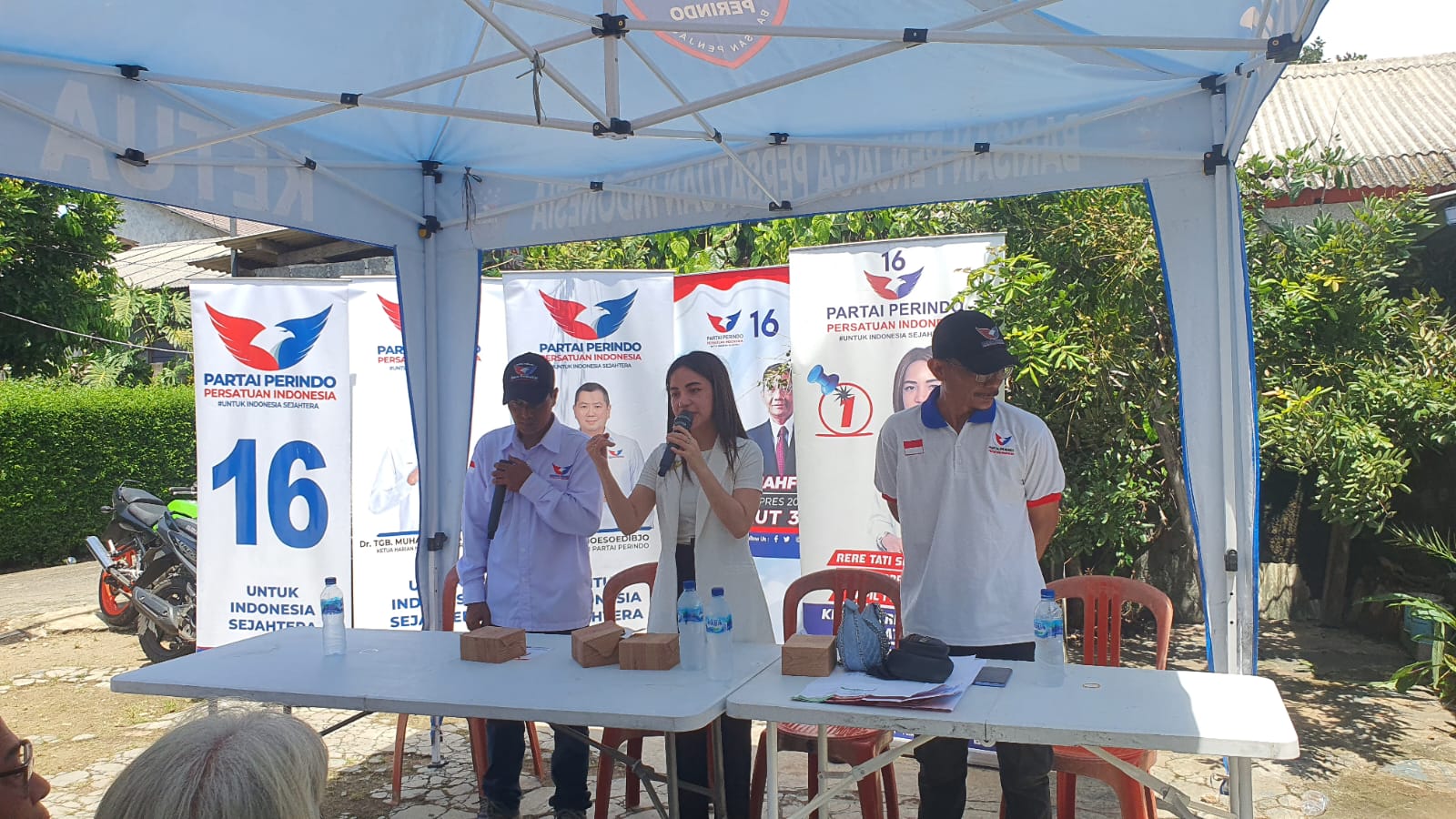 Caleg Rere Tati Blusukan Sosialisasikan Ganjar-Mahfud dan Partai Perindo di Depok