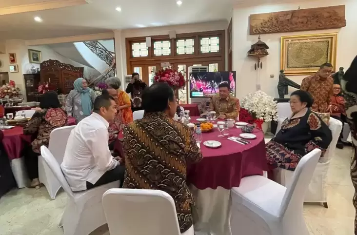 Suasana Ulang Tahun ke-77 Megawati di Teuku Umar, Makan Bareng di Meja Bundar 