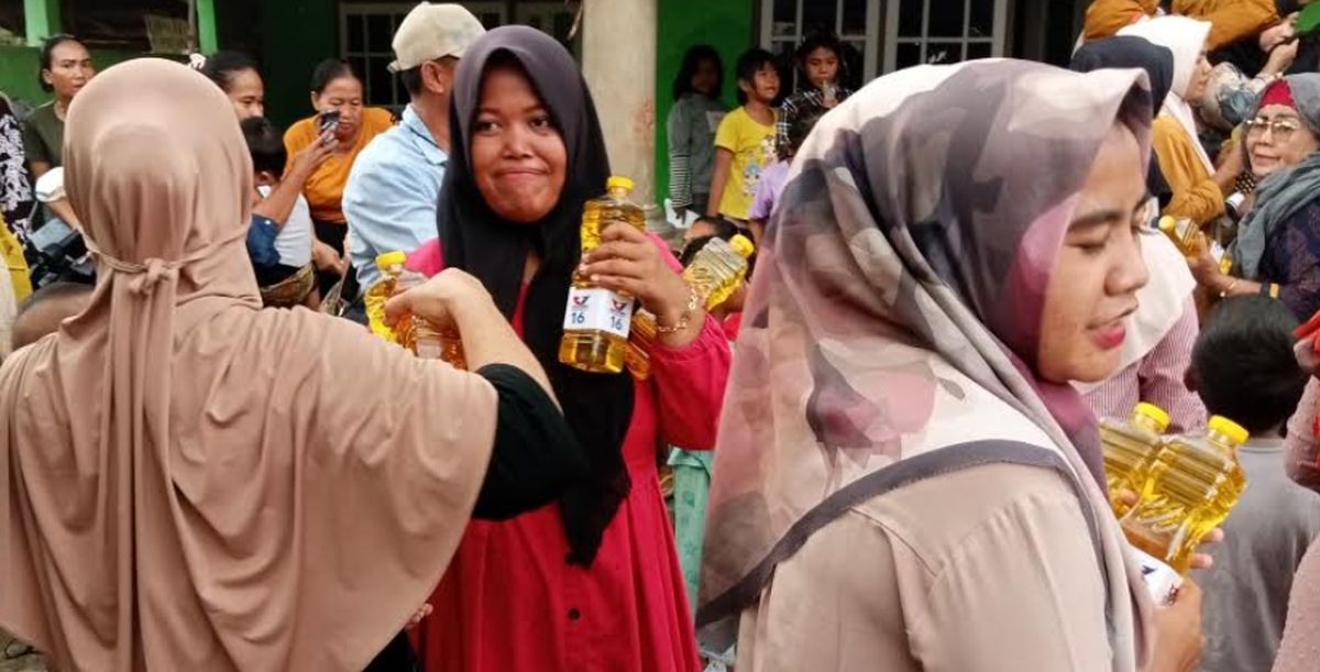 Tebus Minyak Goreng Murah, Warga: Partai Perindo Selalu Konsisten Membantu Masyarakat