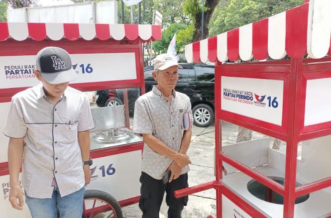 Terbantu Gerobak UMKM Partai Perindo, Pedagang Bakso Jaksel: Semoga Berkah