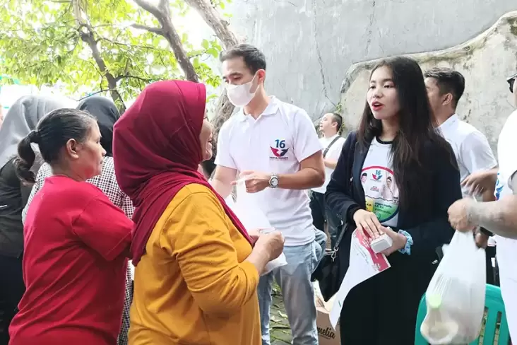 Terima Sembako Murah dari Caleg Djoni Toat, Warga Bandung: Beliau Orang Baik 