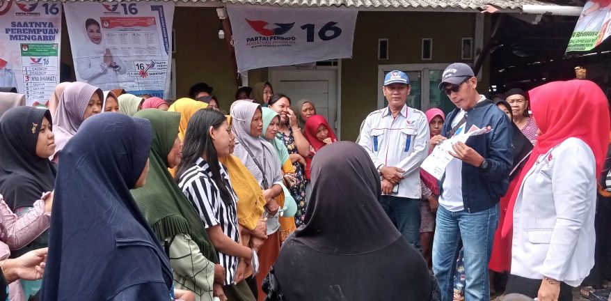 Trio Caleg Partai Perindo Gelar Bazar Minyak Goreng Murah dan Sosialisasi Pemilu 2024 di Bekasi