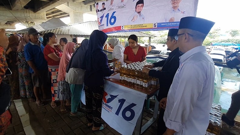 Ustadz Yusuf Mansur Gelar Bazar di Kolong Tol: Sembako Murah Sudah Susah