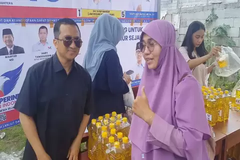 Ustaz Yusuf Mansur Takjub Bazar Minyak Goreng Murah Diserbu Habis Warga Cipayung 
