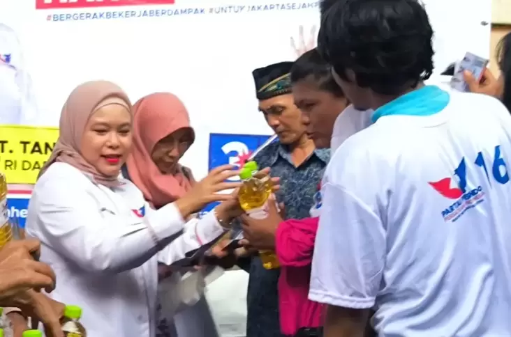 Warga Kramat Sentiong Jakpus Antusias Geruduk Bazar Minyak Goreng Murah dari Caleg Partai Perindo Nia Sita 