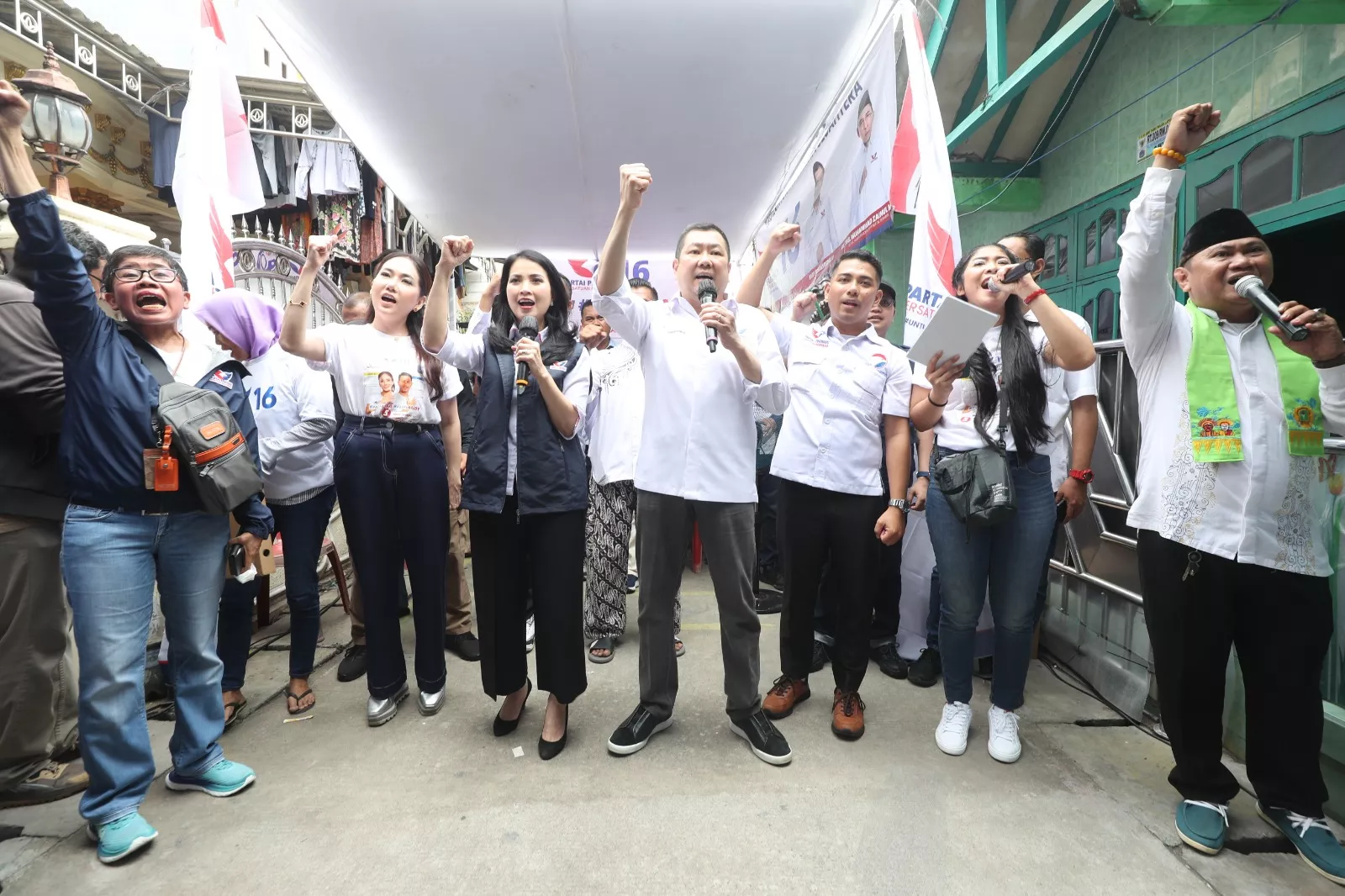 Warga Kelurahan Tugu Selatan Koja, Nyanyikan Mars Perindo di Depan Hary Tanoesoedibjo dan Liliana