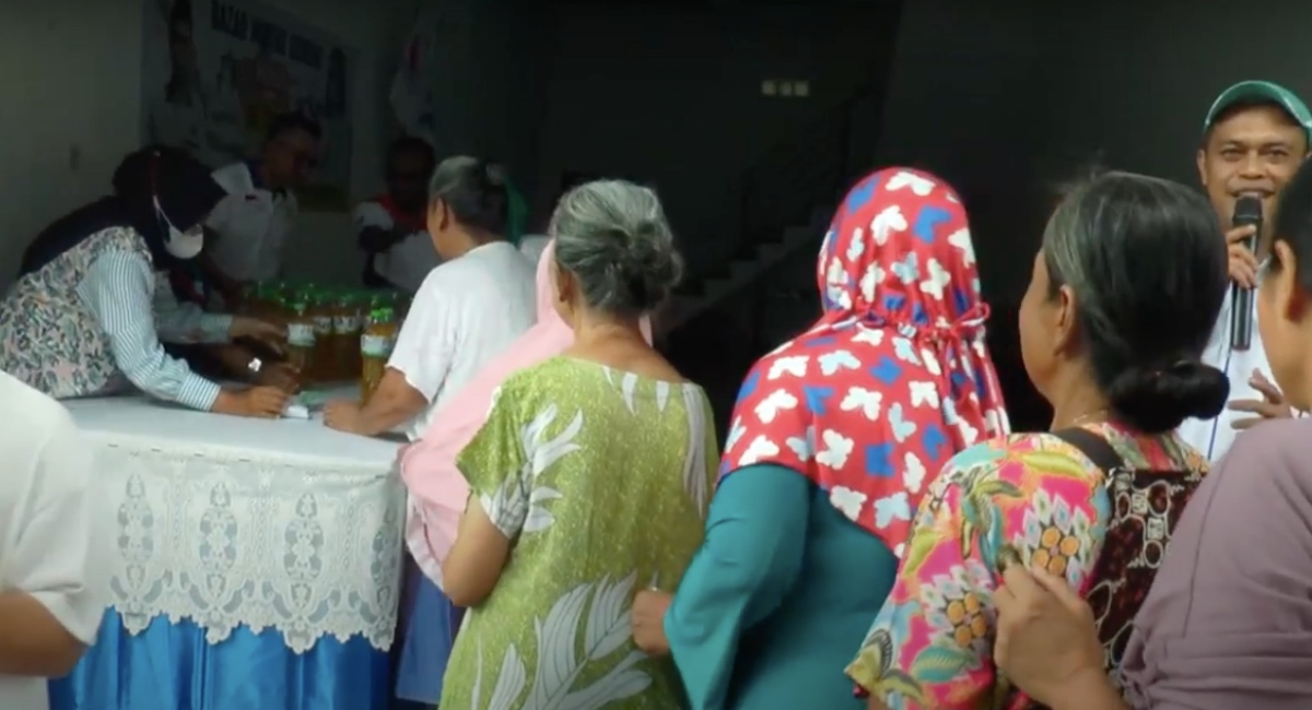 Warga Magelang Serbu Bazar Minyak Goreng Murah dari Perindo, Kurang Sejam Ratusan Liter Ludes