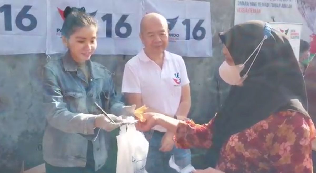 Warga Serbu Tebus Minyak Goreng Murah Partai Perindo di Cimahi