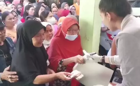 1.000 Liter Migor Murah Partai Perindo Ludes Diserbu Warga Sukaleueur Dalam Bandung dalam 1 Jam