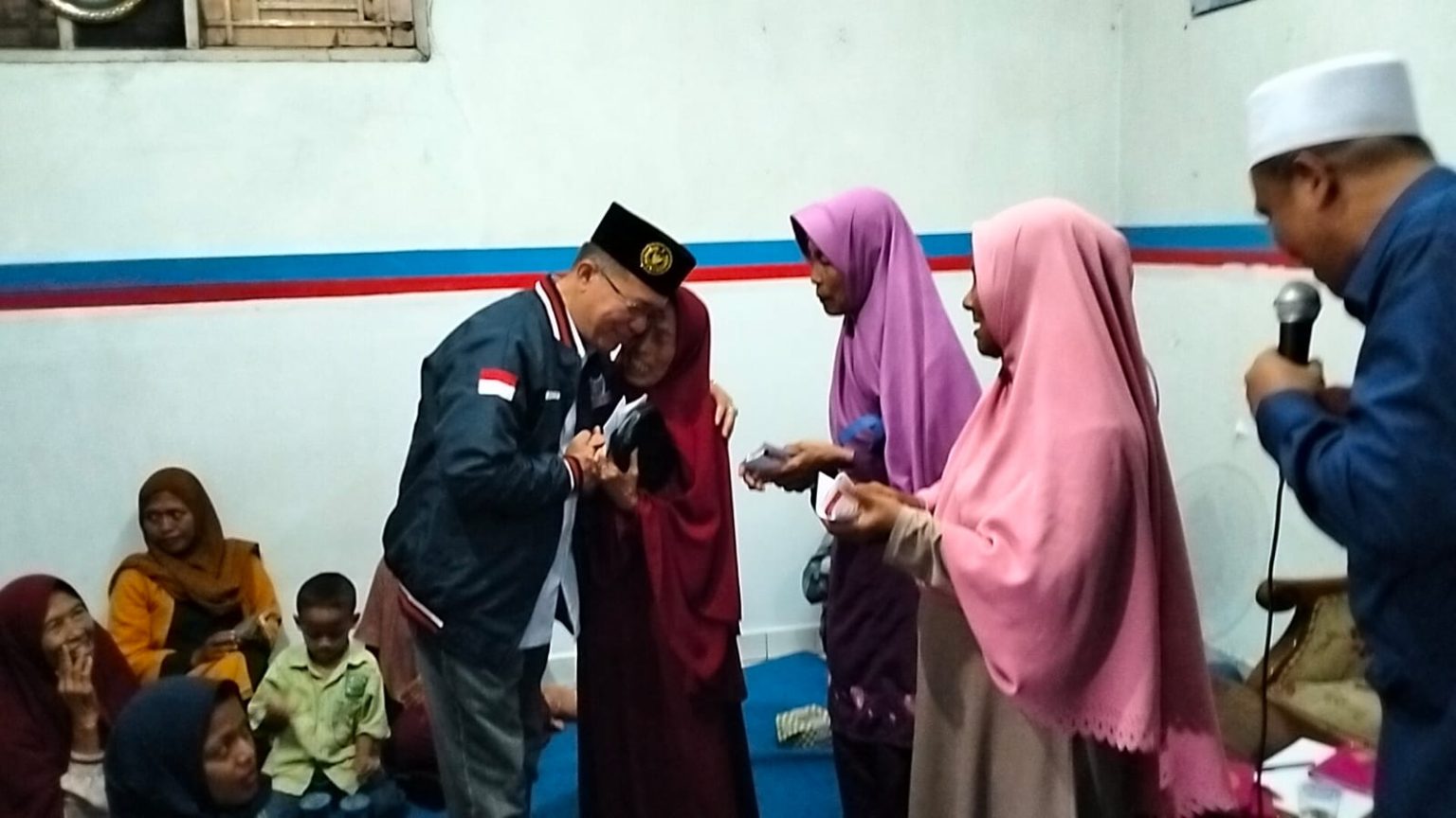 Doa Pedagang Nasi Uduk Keliling Saat Disantuni Caleg Partai Perindo Indra Utama, Semoga Jadi!
