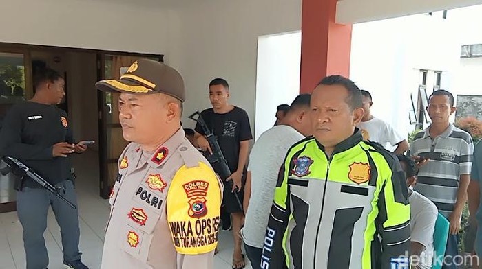 Pendukung Caleg Partai Perindo Datangi Kantor Camat Larantuka, Tuntut Hitung Ulang Suara