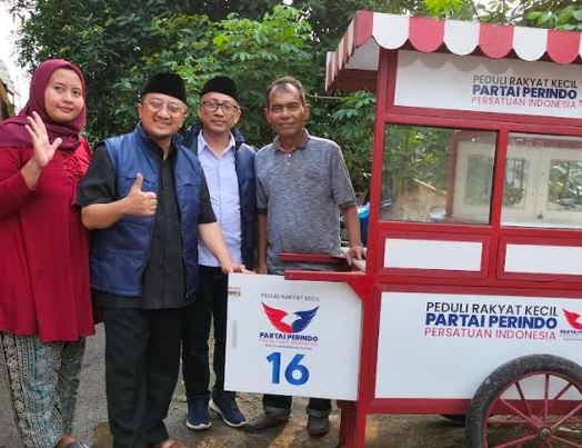 Bagikan Gerobak Perindo, Caleg Wahyu Nur Iman: Semoga Bisa Membantu